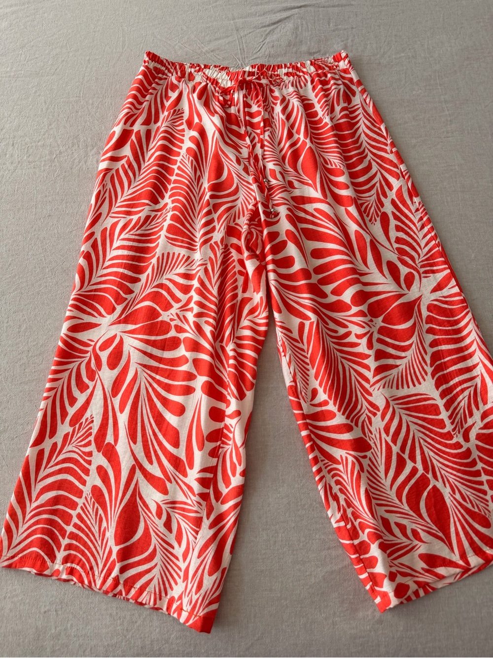 Woman’s Wide Leg Cropped Pants